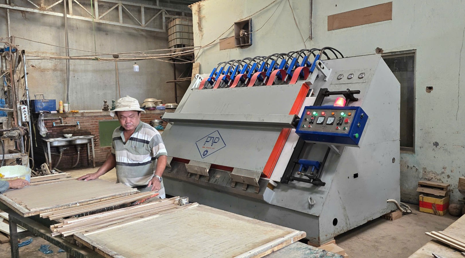 Máy ép nghiêng cao tần Phú Vinh Phi