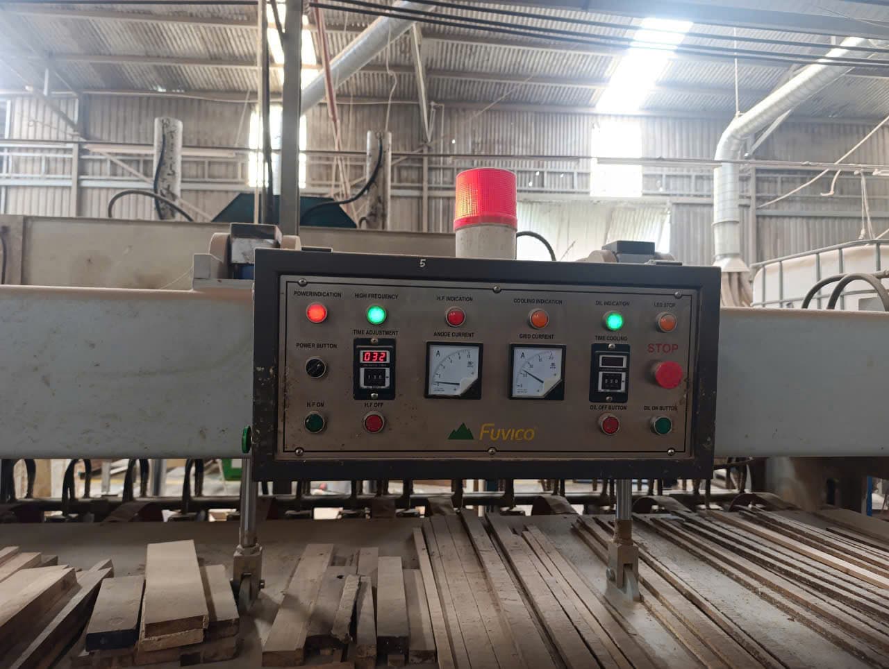 Giao máy ép Phú Vinh Phi