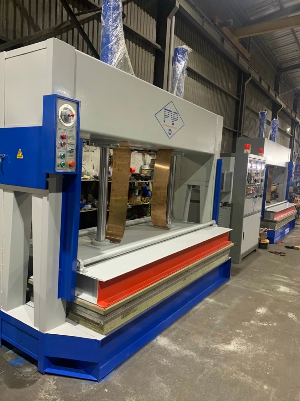 High-frequency curved press shaping chair back