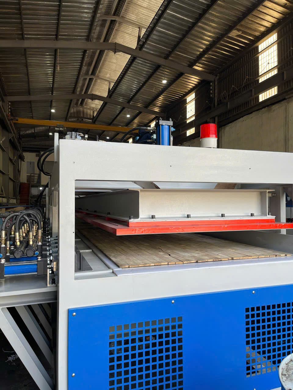 Horizontal high-frequency press in production facility