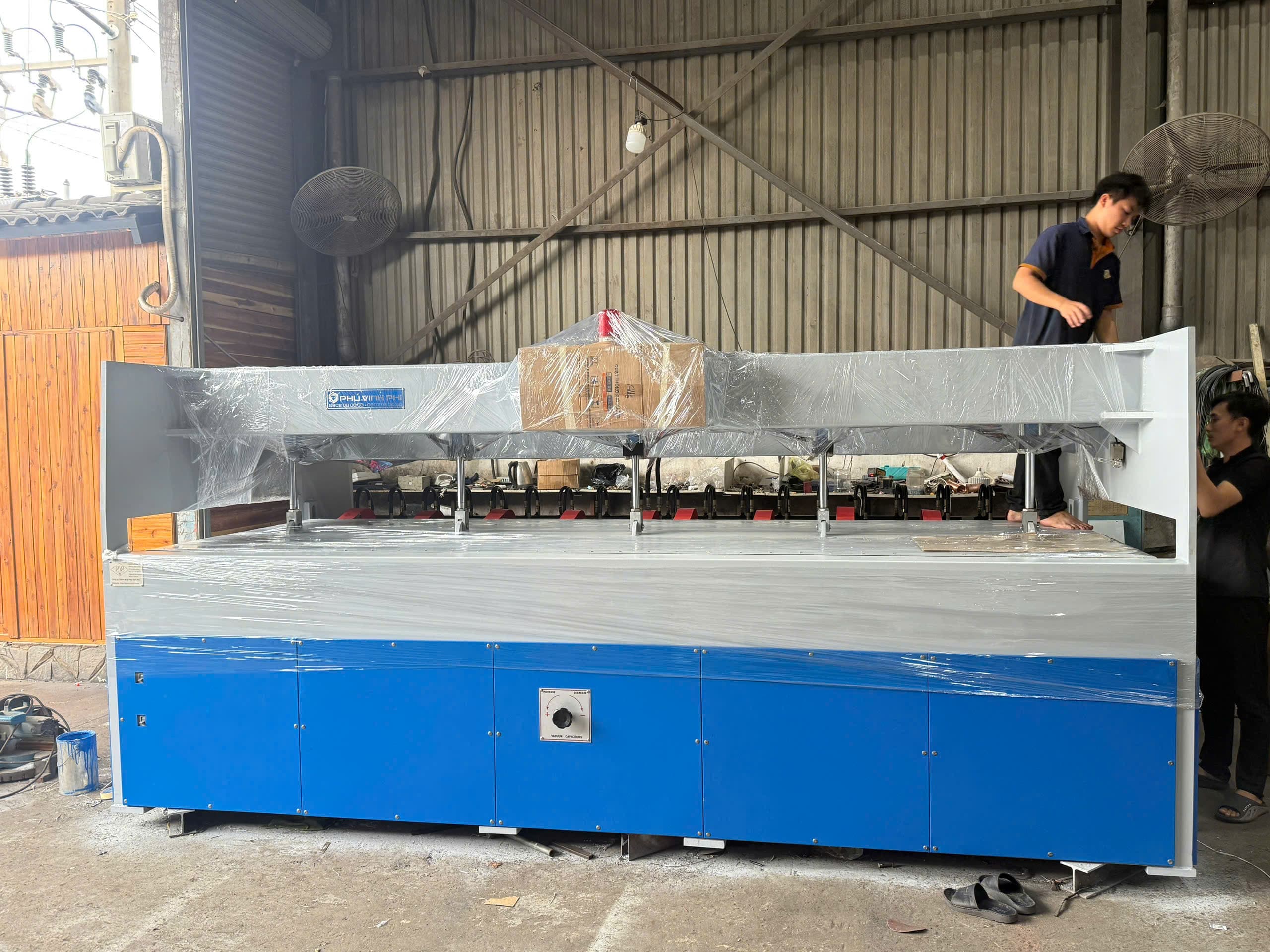 Horizontal high-frequency press - main view