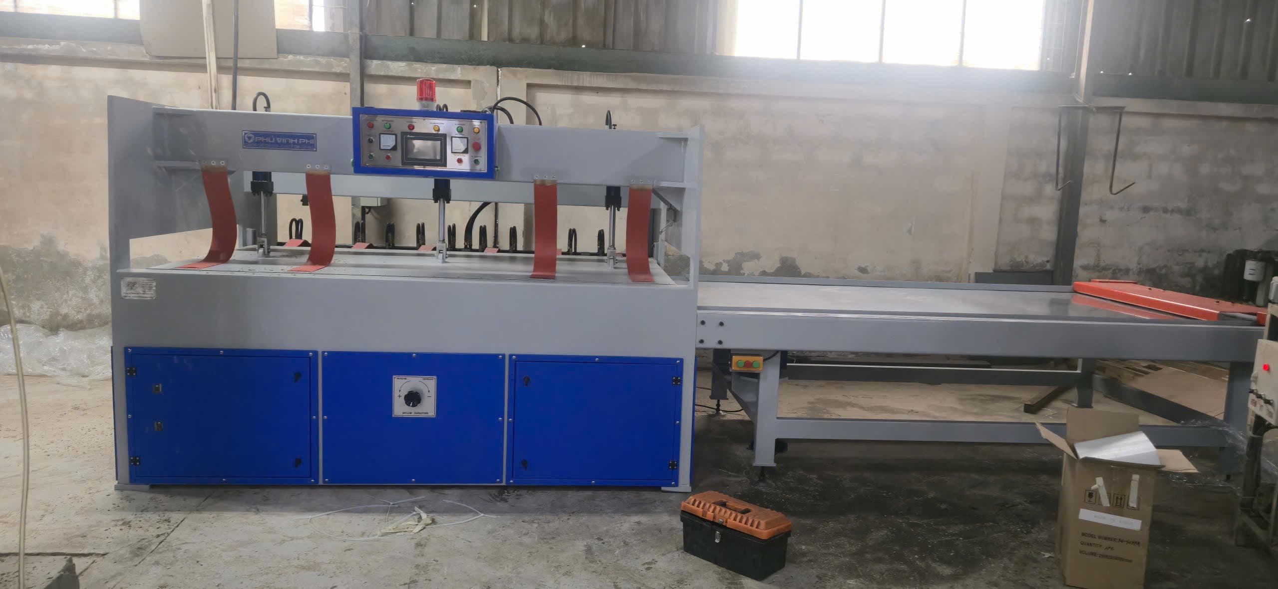 Detail of horizontal high-frequency press