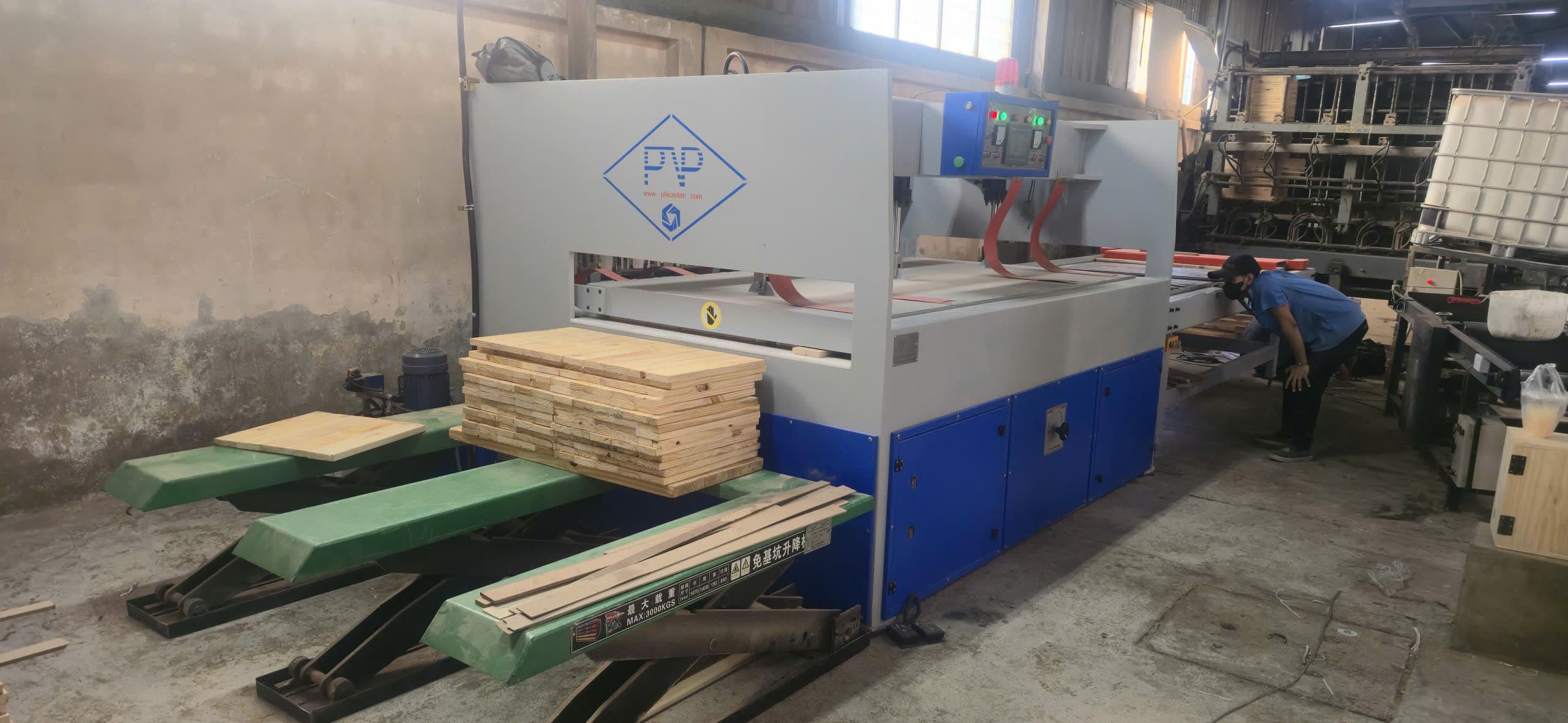 Phu Vinh Phi horizontal high-frequency press